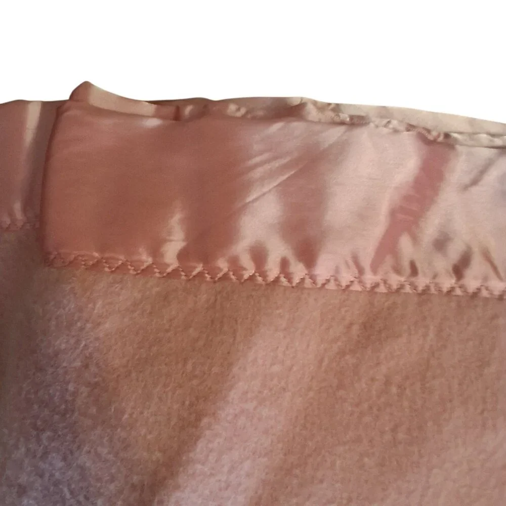 Fieldcrest Touch of Class vintage blanket 89x90 fleece nylon binding USA pink